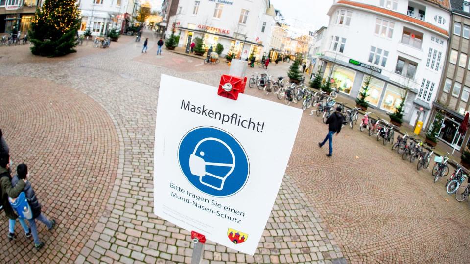 Ein Schild der Stadtverwaltung mit der Aufschrift Maskenpflicht! steht auf dem Julius-Moses-Platz in Oldenburg.