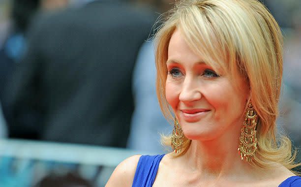 <p>La autora de Harry Potter invocó a su personaje más siniestro cuando criticó a Trump. En diciembre, la escritora compartió el enlace a un artículo de la BBC sobre el candidato donde lo comparaban con Lord Voldemort, y ella añadió: “Qué horrible. Voldemort estaba lejos de ser tan malo.”</p>