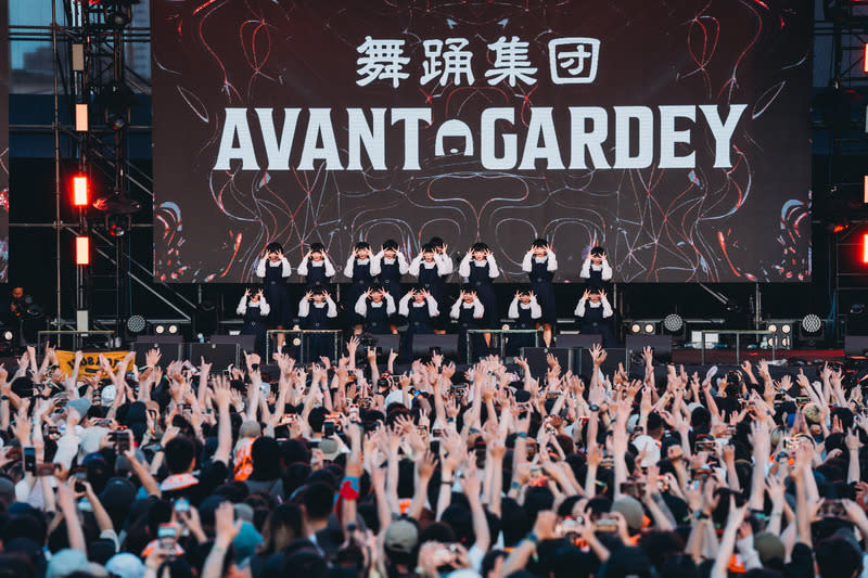 大港開唱  Avantgardey邀民眾跟著跳 日本舞團Avantgardey 31日登上2024大港開唱音樂祭演 出，現場教學手勢，邀請台下民眾跟著跳。 （出日音樂提供） 中央社記者王心妤傳真  113年3月31日 