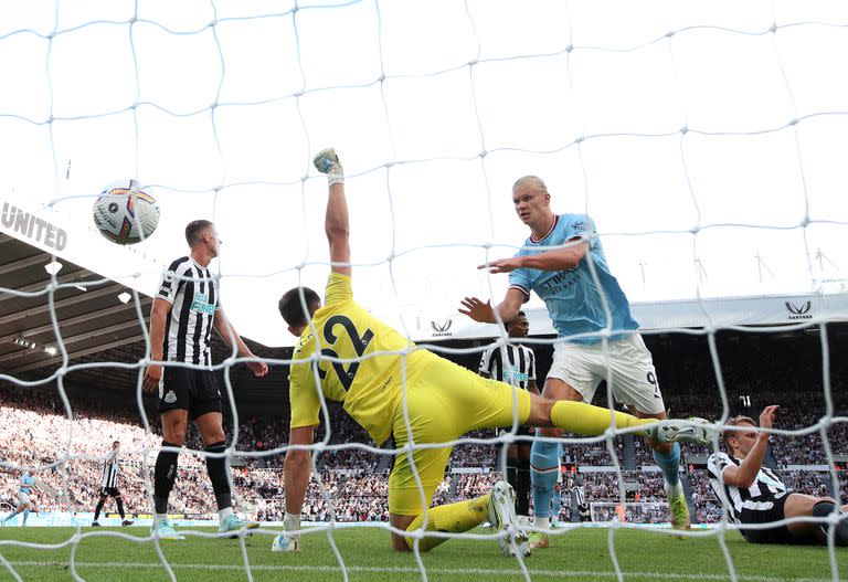 NEWCASTLE UPON TYNE, ENGLAND - AUGUST 21: Erling Haaland of Manchester City celebrates after scoring their team's second goal during the Premier League match between Newcastle United and Manchester City at St. James Park on August 21, 2022 in Newcastle upon Tyne, England. (Photo by Clive Brunskill/Getty Images)