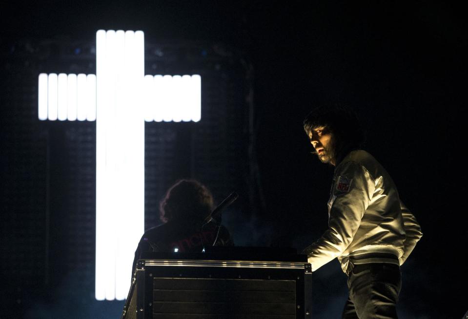 Gaspard Auge, a la izquierda, y Xavier de Rosnay, del dúo francés de música electrónica Justice, cierran el festival Vive Latino, en la Ciudad de México, la madrugada del lunes 20 de marzo del 2017. (AP Foto/Rebecca Blackwell)