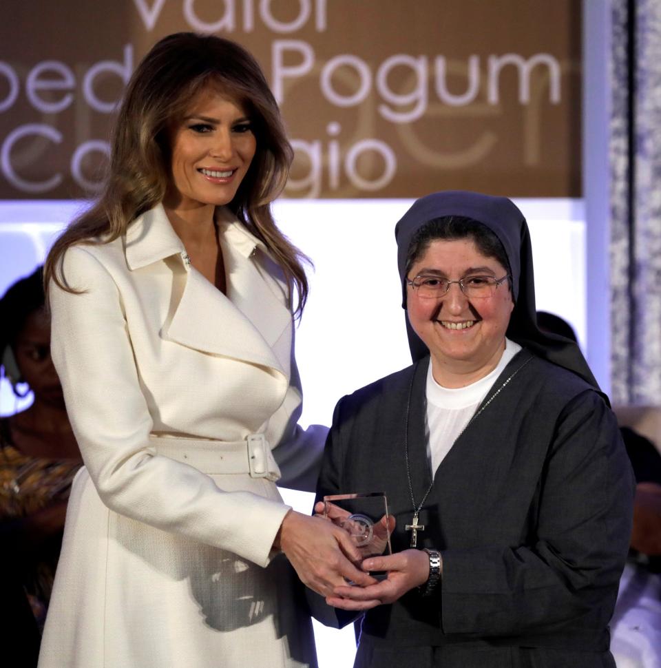 FOTOS: Melania Trump rinde tributo a "Mujeres Coraje"