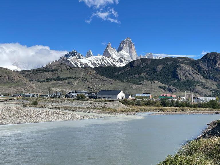 Vista panorámica de El Chaltén y la planta de Tratamiento que vierte las aguas colacales al río De las Vueltas.