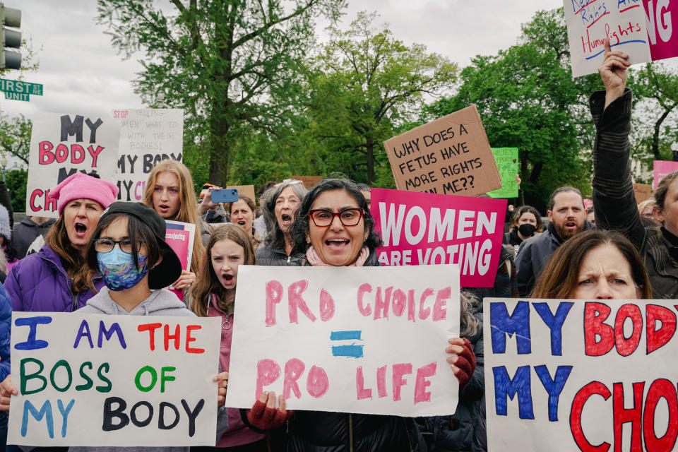 Manifestantes a favor del derecho al aborto cerca de la Corte Suprema en Washington, el Día de las Madres, el domingo 8 de mayo de 2022. (Shuran Huang/The New York Times)