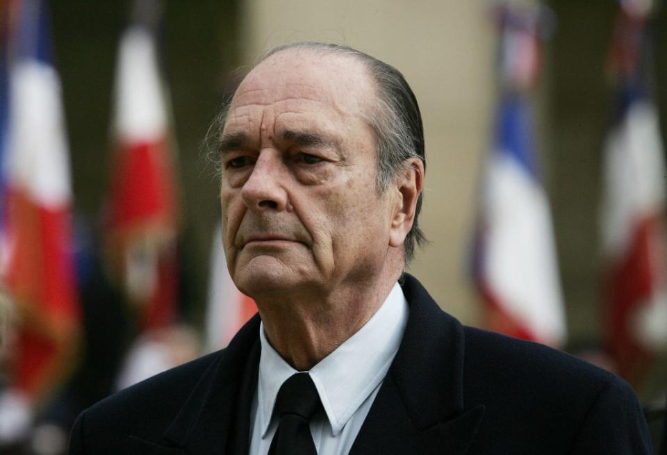 C'est peut-être le décès qui a le plus touché les Français cette année. <strong>Jacques Chirac est décédé le 26 septembre 2019, à Paris, à 86 ans</strong>. Comme vous le savez, il avait été ministre, président du RPR, Premier ministre, maire de Paris et enfin président de la République le temps de deux mandats, entre 1995 et 2007. Un hommage populaire lui a été rendu aux Invalides le 29 septembre, avant son inhumation au cimetière du Montparnasse, à Paris.