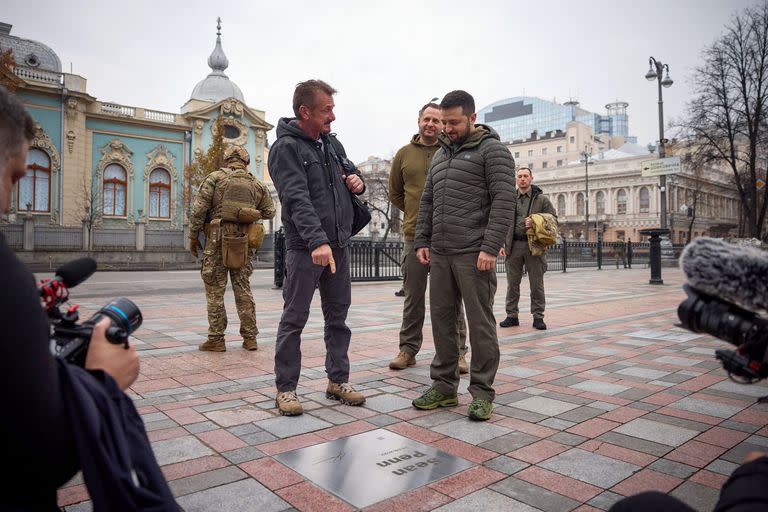 Acompañado de Selensky, Sean Penn señala una placa que lleva su nombre en un espacio público de Kiev