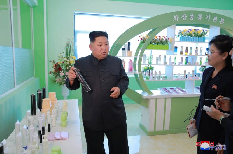 <p><span><span>朝鮮領導人金正日和妻子李若茹在北韓朝鮮中央通訊社（KCNA）在平壤發布的這張未標明照片中訪問了一家化妝品廠</span></span> </p>