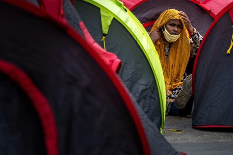 Une des 500 migrants sans-abri installés sur le parvis de l'hôtel de ville à Paris, le 25 juin 2021 - JOEL SAGET © 2019 AFP