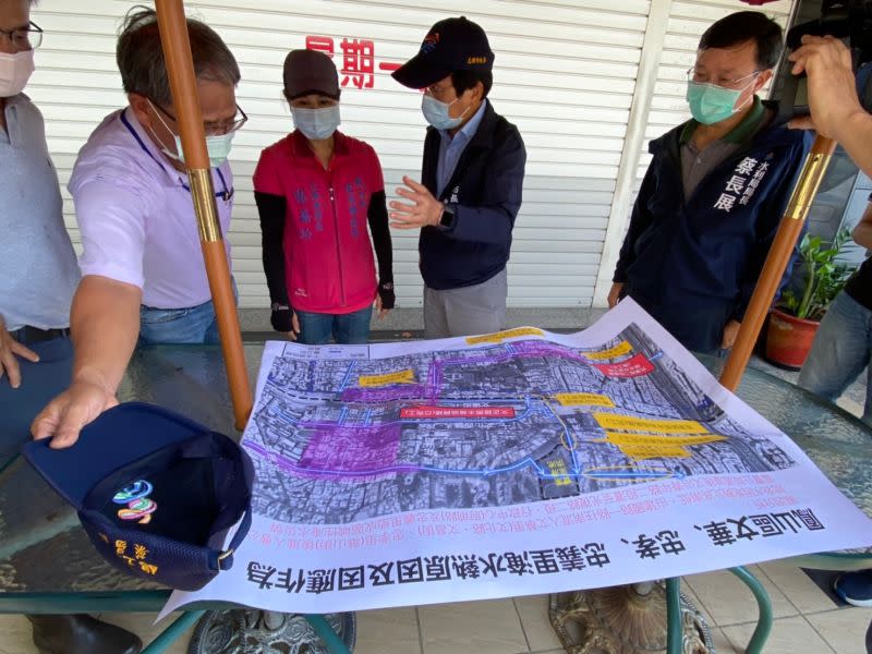 ▲面對「烟花」颱風將來襲，高雄市長陳其邁憂心大雨可能引發災情，立即要求副市長林欽榮今天率水利局團隊易淹水區域，佈設抽水機，解決地方淹水問題。(圖／高市府提供)