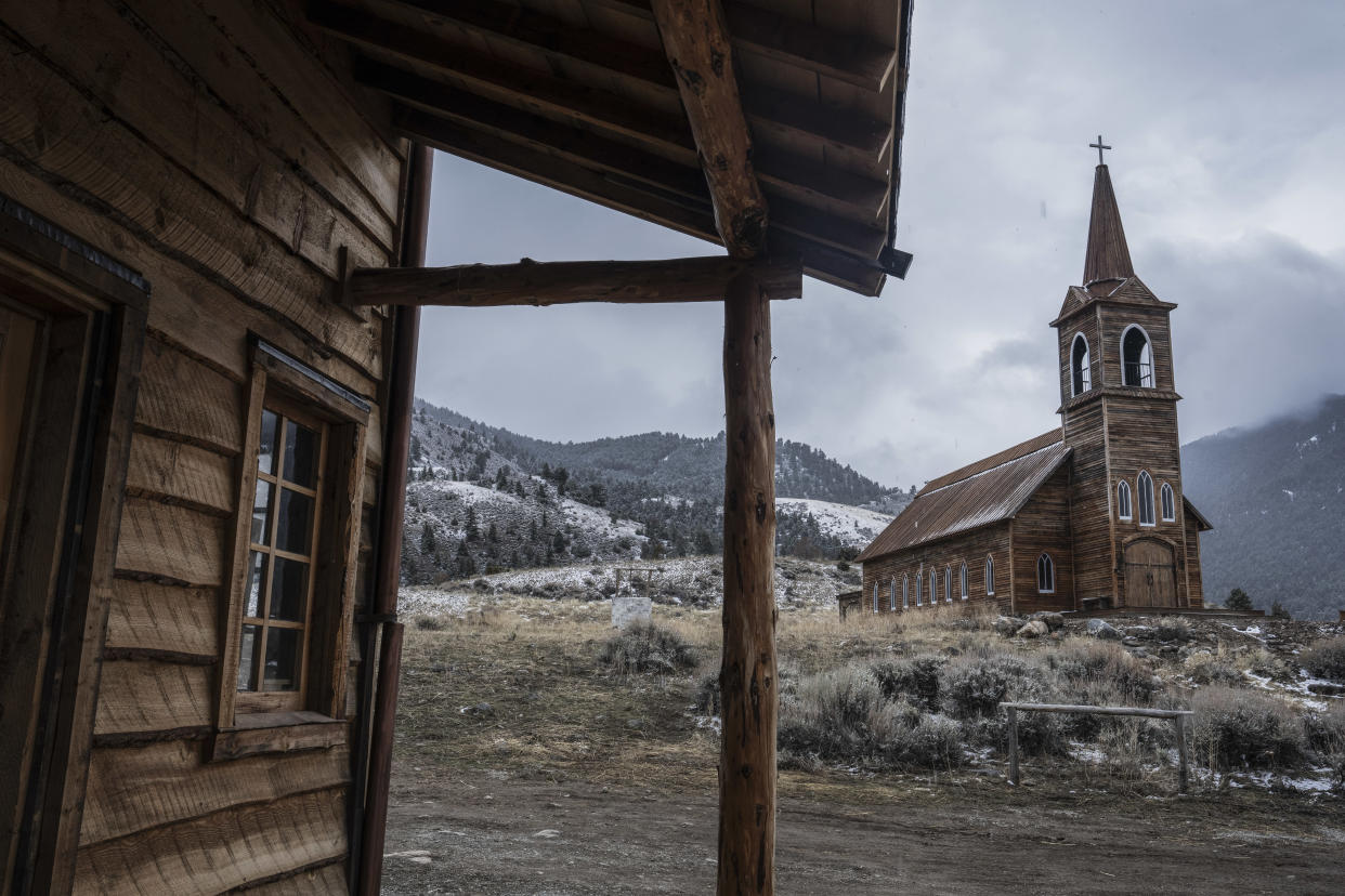 Andrew Wert, el nuevo armero de la producción de “Rust”, cierra una réplica de rifle después de rodar una escena en el Yellowstone Film Ranch de Pray, Montana, el 21 de abril de 2023. (Todd Heisler/The New York Times).