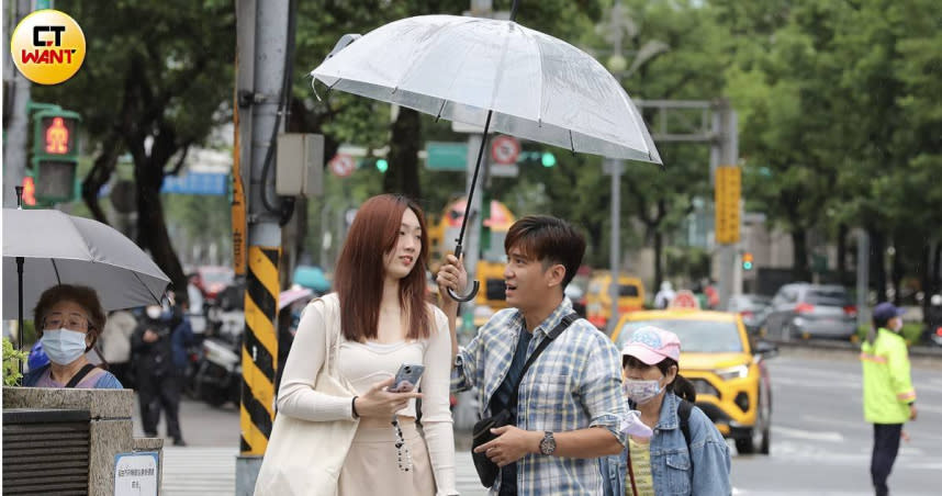 23日鋒面南移防陣雨。（示意圖／劉耿豪攝）