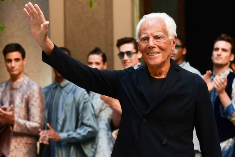 Giorgio Armani ovationné lundi 17 juin 2020 à Milan lors de la clôture de la Semaine de la mode italienne. (Miguel MEDINA)