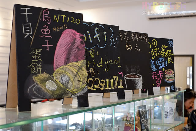 一中商圈也喝的到媲美韓國AtoZ cafe的草莓拿鐵&芒果特調，橋咖啡好看又好