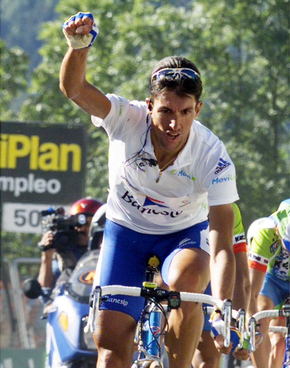 Jiménez celebrando su victoria en la cima de Cerler, la tercera que conseguía en aquella Vuelta. (Foto: SP / CLH / Reuters).
