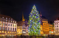 <p>Le marché de Noël de Strasbourg, composé de plus de trois cents chalets, se tient jusqu’au 26 décembre 2021.</p> <p><a href="https://noel.strasbourg.eu/" rel="nofollow noopener" target="_blank" data-ylk="slk:Plus d’informations ici." class="link rapid-noclick-resp">Plus d’informations ici.</a></p> 