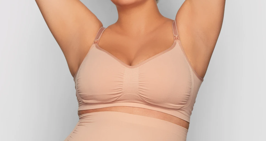 Model is 5'7 and a size 4 wearing the SKIMS Maternity Nursing Sculpting Bra in a S/M 'Sienna'