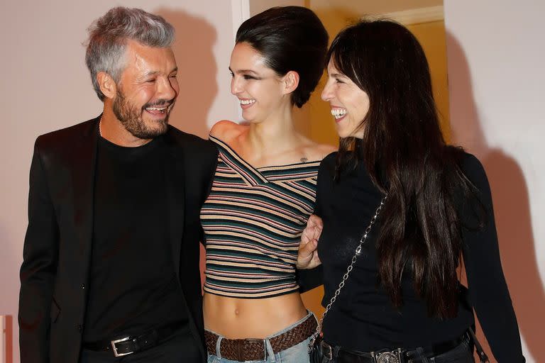 Juanita Tinelli junto a sus padres, Marcelo y Paula Robles, luego de pasar por la pasarela del desfile de Fabián Zitta
