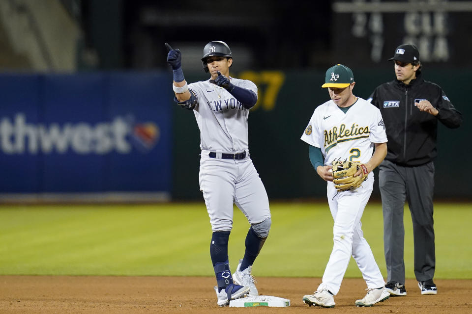 New York Yankees' Oswaldo Cabrera, left, reacts after hitting an RBI-double against the Oakland Athletics during the seventh inning of a baseball game in Oakland, Calif., Thursday, Aug. 25, 2022. (AP Photo/Godofredo A. Vásquez)