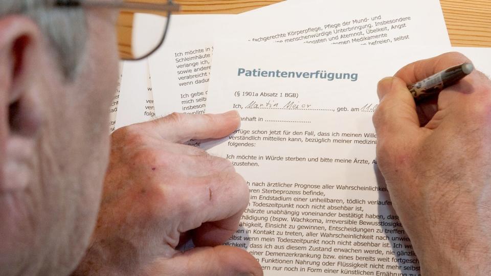 Wer eine Patientenverfügung unterschreibt, muss möglichst genau beschreiben, für welche Situationen das Dokument gelten soll. Foto: Kai Remmers/dpa-tmn