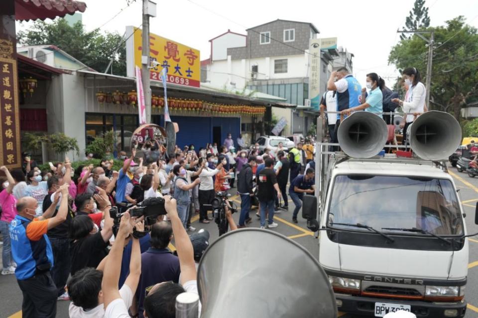 新北市長侯友宜前往南投為國民黨縣長候選人許淑助選，熱情民眾圍觀高喊當選。（記者徐義雄攝）