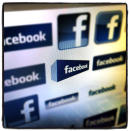 Das soziale Netzwerk Facebook bleibt seiner Logo-Identität seit 2005 dagegen extrem treu. Typografie und Hintergrund haben sich nur minimal verändert.