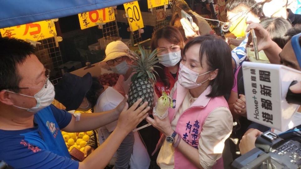 國民黨高雄市長參選人柯志恩十一日確診。圖為她日前在黃昏市場拜票，攤商送上「旺萊」和「好彩頭」。（記者吳文欽攝）