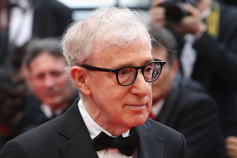 Es handelt sich um Woody Allen. Der letzte Teil seines Künstlernamen lässt sich noch leicht erklären: Allen ist ja sein eigentlicher Vorname. Der Ursprung von Woody hingegen bleibt rätselhaft - mal wird der Spitzname auf sein Schlagballtalent in Kindertagen zurückgeführt, mal auf den Namen eines Hundes. Als verbürgt gilt zumindest, dass er seinen Namen bereits mit 17 in Heywood Allen ändern ließ. (Bild: Andreas Rentz/Getty Images)