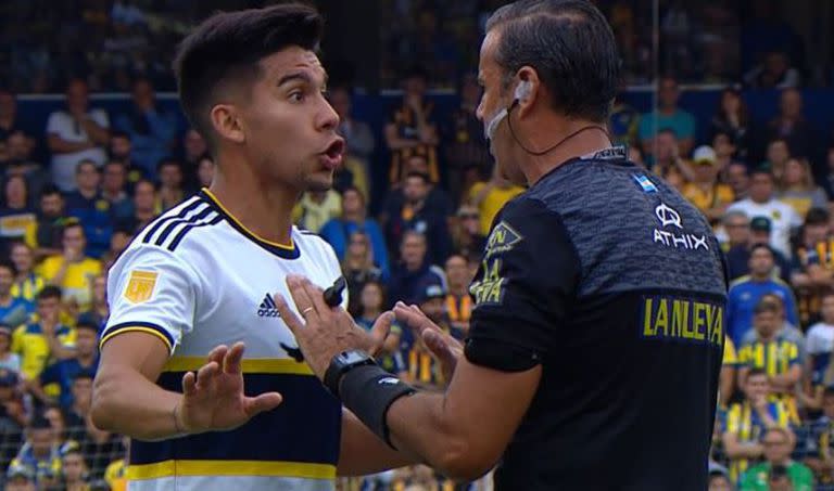 Pol Fernández le protesta a Ariel Penel en el partido que Boca igualó ante Central