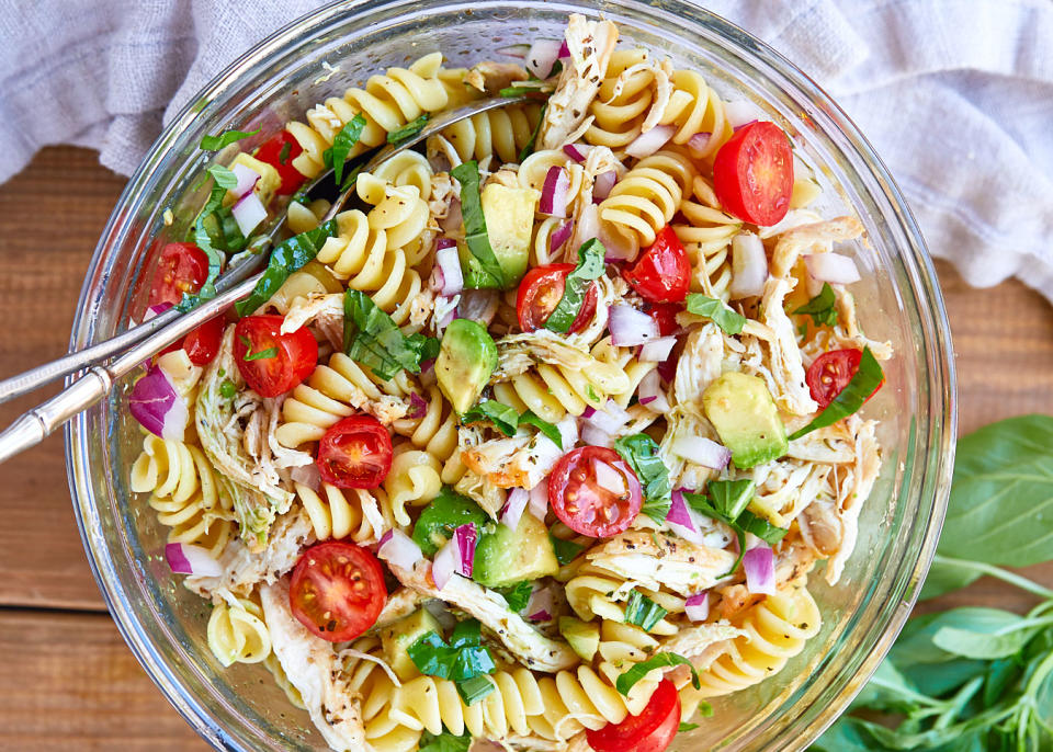 Ensalada de pasta con pollo y vegetales