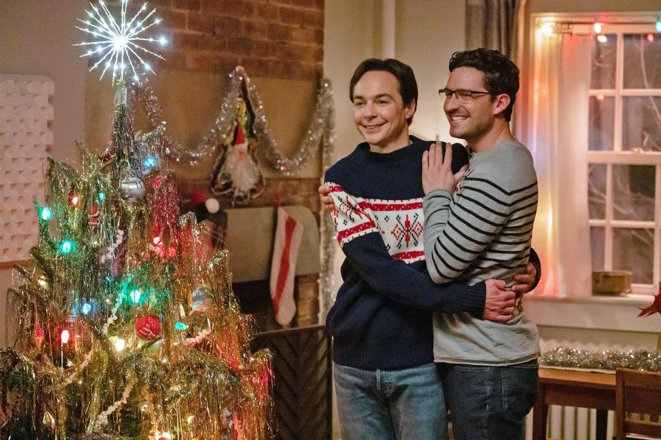 Jim Parsons stars as Michael Ausiello and Ben Aldridge as Kit Cowan in director Michael Showalter’s SPOILER ALERT, a Focus Features release. Credit: Giovanni Rufino / © 2022 FOCUS FEATURES LLC.