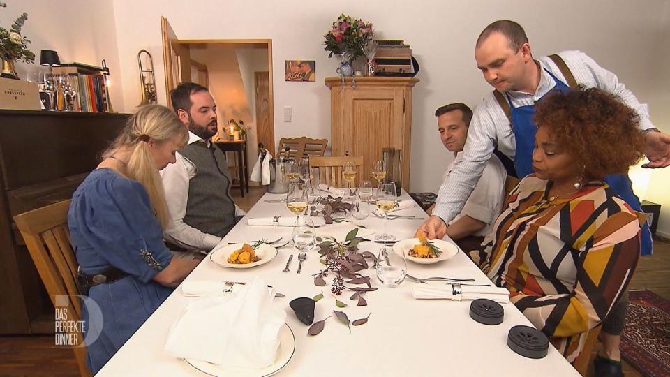 Simon serviert seinen Gästen mit Bergkäse gefüllte Tortellini auf Wirsing und Speck, von links: Sigi, Mario, Thorsten, Simon und Yvette.
 (Bild: RTL)