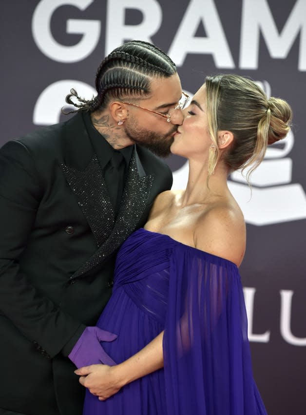 Maluma y su novia Susana posan por primera vez juntos y presumiendo de embarazo en los Grammy Latinos 2023