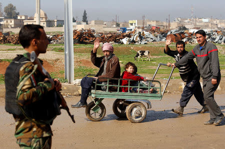 Displaced Iraqis flee their homes as Iraqi forces battle with Islamic State militants in western Mosul, Iraq March 24, 2017. REUTERS/Suhaib Salem