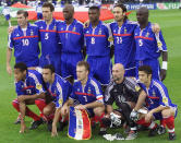 <p>Barthez también fue titular en la victoria de Francia en la Eurocopa de 2000. Participó igualmente en las Euros del 96 y el 2004 y en los Mundiales de 2002 y 2006, donde el combinado <em>bleu</em> salió subcampeón. En total fueron 87 partidos defendiendo la portería gala. (Foto: Philippe Huguen / AFP / Getty Images).</p> 