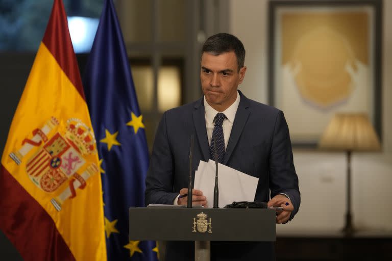 El presidente del gobierno español, Pedro Sánchez, durante una conferencia de prensa en la embajada de España en Beijing, el 31 de marzo de 2023.