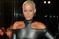 Wenn man genau hinschaut, erkennt man: Amber Rose trägt keine Glatze, sondern ihre Haare einfach ultrakurz. Neben ihrer Nicht-Frisur trugen auch die Beziehungen des Models zu ihrem Ruhm bei - zunächst die Liaison mit Kanye West, dann die Ehe mit Wiz Khalifa. (Bild: Gareth Cattermole/Getty Images)