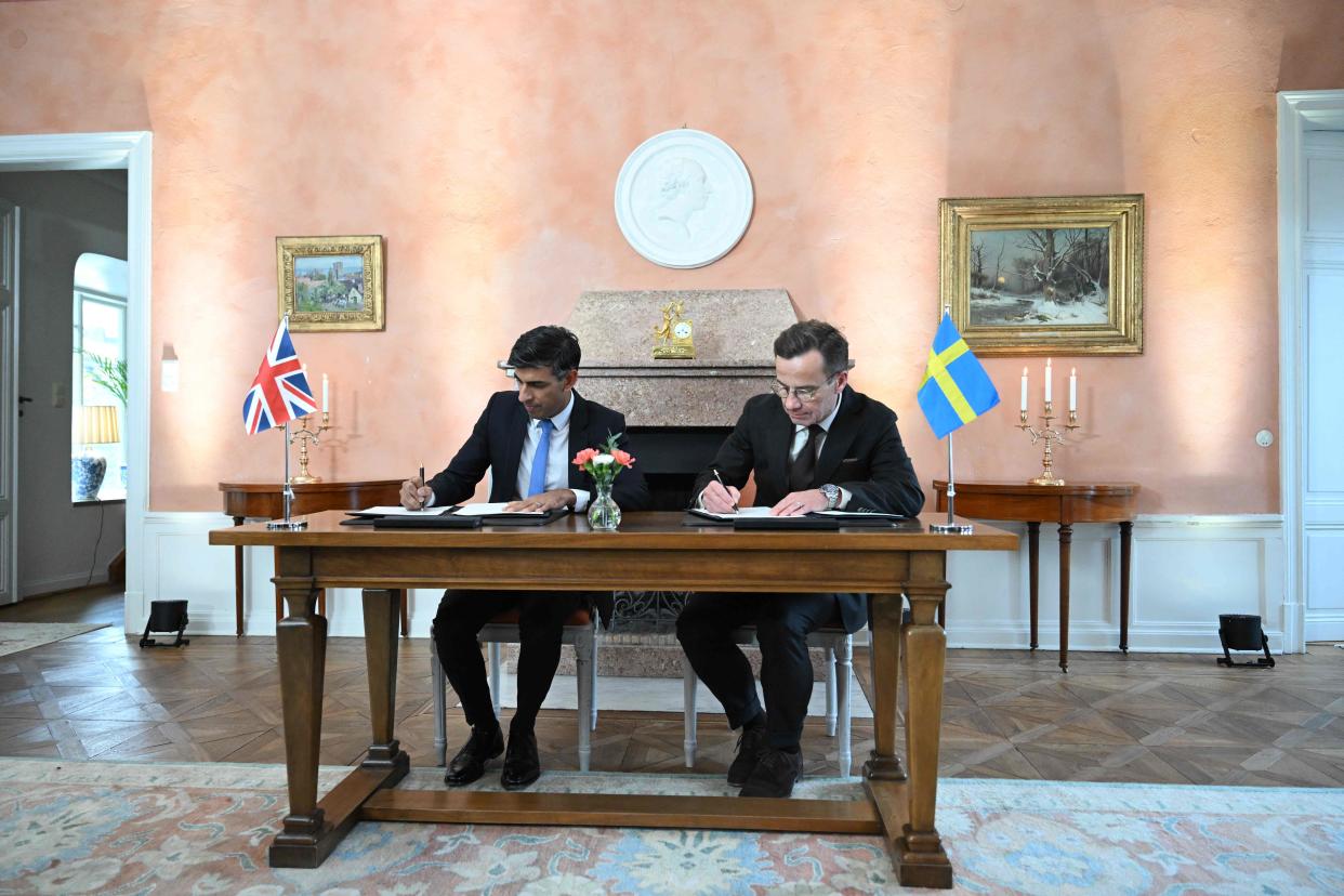 Sweden's Prime Minister Ulf Kristersson (R) and Britain's Prime Minister Rishi Sunak sign a partnership agreement during the Joint Expeditionary Force (JEF) Leaders' Summit (AFP via Getty Images)