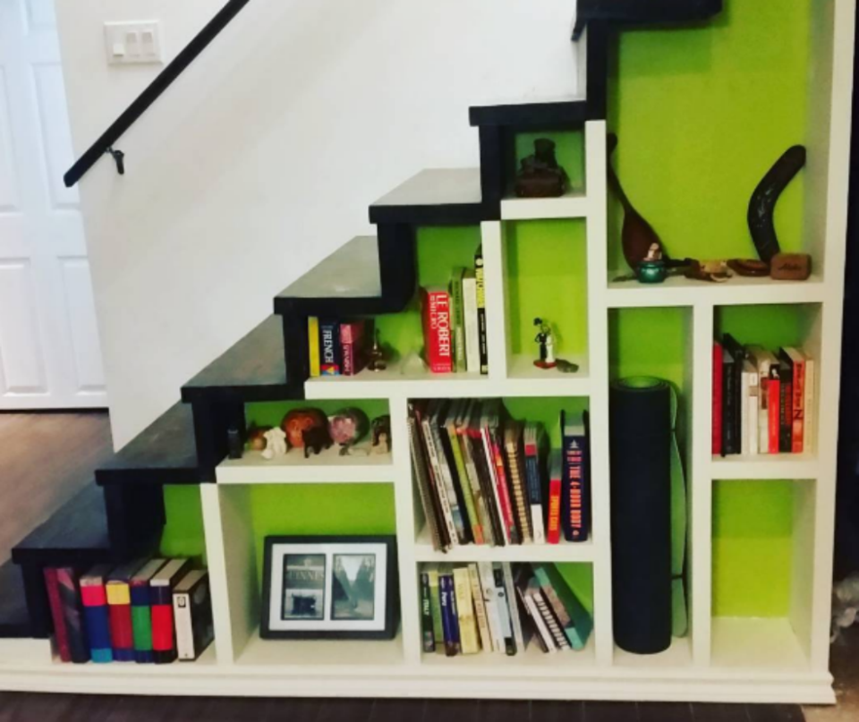 <p>Una buena forma de aprovechar el espacio de la escalera es utilizándolo como librería. (Foto: Instagram / @jaclynu). </p>
