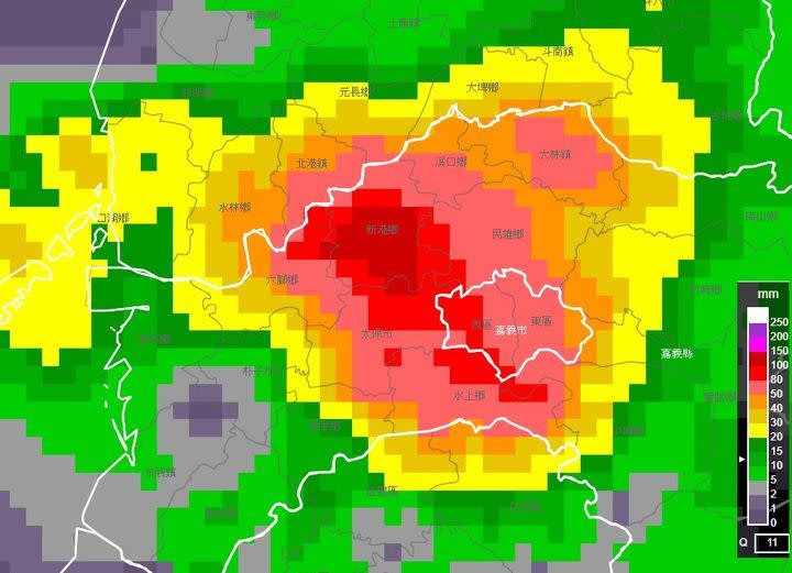 受西南風吹拂與低壓帶持續影響，氣象局局長鄭明典點名嘉義新港，超強時雨量，強度已經超過排水能力！（圖／翻攝自鄭明典臉書）