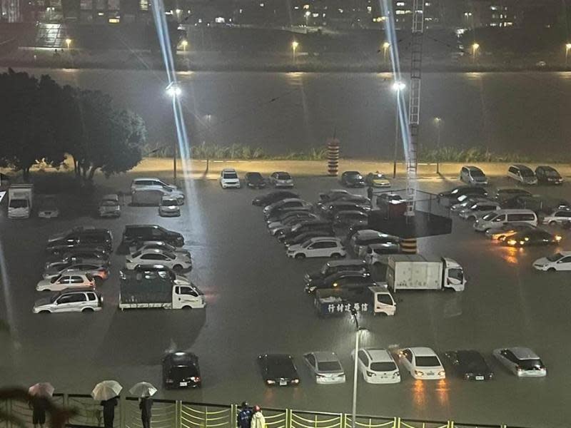 台北市百齡橋因猛烈雨勢，使堤外停車場汪洋一片，預估超過50台車輛泡在水裡。（翻攝自我是士林人&我是北投人（士林區、北投區、大同區）臉書）