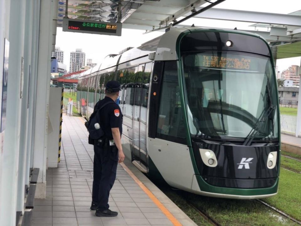 高雄捷運、高雄輕軌列車於演習期間仍維持正常運行。（記者蔣謙正翻攝）