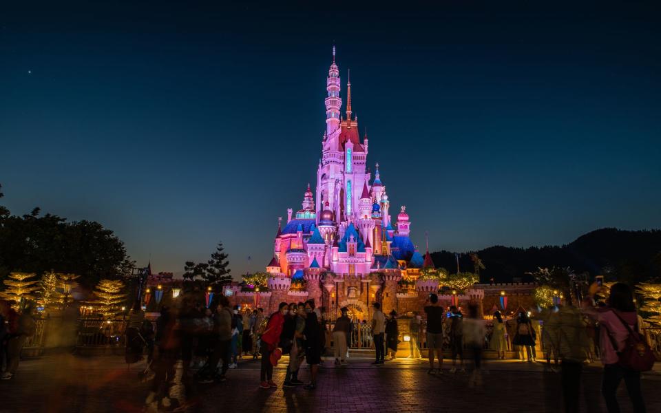 <p>Disneyworld- und Disneyland-Themenparks auf der ganzen Welt - vielleicht hätte es auch das ohne die Strahlkraft von Micky Maus nie gegeben. 1954 erklärte Walt Disney: "Ich hoffe, dass wir eines nie vergessen: dass all das hier mit einer Maus begann." (Bild: Marc Fernandes/NurPhoto/Getty Images)</p> 