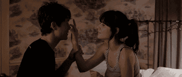 Zoey Deschanel touching Joseph Gordon Levitt's nose in "(500) Days of Summer"