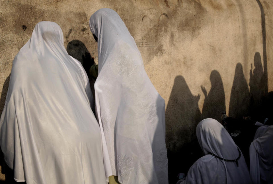 Sudanese women pray in Saudi Arabia