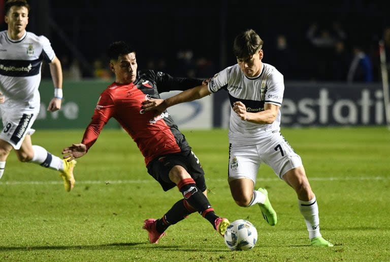 Colón y Gimnasia procurarán la permanencia en un desempate lleno de tensión en Rosario; el perdedor caerá a la primera Nacional.