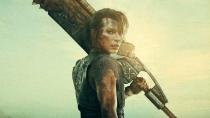 Milla Jovovich, durchaus Genre-erprobt, ließ unlängst wieder die Muskeln spielen - diesmal in der Games-Verfilmung "Monster Hunter". In dem Film, der auf dem gleichnamigen Open-World-Action-Rollenspiel von Capcom basiert, verschlägt es Jovovich als Captain Natalie Artemis und ihre Crew nach einem mystischen Sandsturm auf eine Welt voller gewaltiger Monster. Sobald die Kinos wieder öffnen, soll der Film hierzulande anlaufen. In China war er bereits einen Tag lang zu sehen - und wurde wegen eines rassistischen Witzes wieder verbannt. (Bild: Sony Pictures)