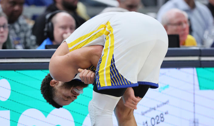 INDIANAPOLIS, INDIANA - DECEMBER 14:   Stephen Curry #30 of the Golden State Warriors grimaces after being hurt in the third quarter of the game against the Indiana Pacers at Gainbridge Fieldhouse on December 14, 2022 in Indianapolis, Indiana.    NOTE TO USER: User expressly acknowledges and agrees that, by downloading and/or using this photograph, User is consenting to the terms and conditions of the Getty Images License Agreement. (Photo by Andy Lyons/Getty Images)