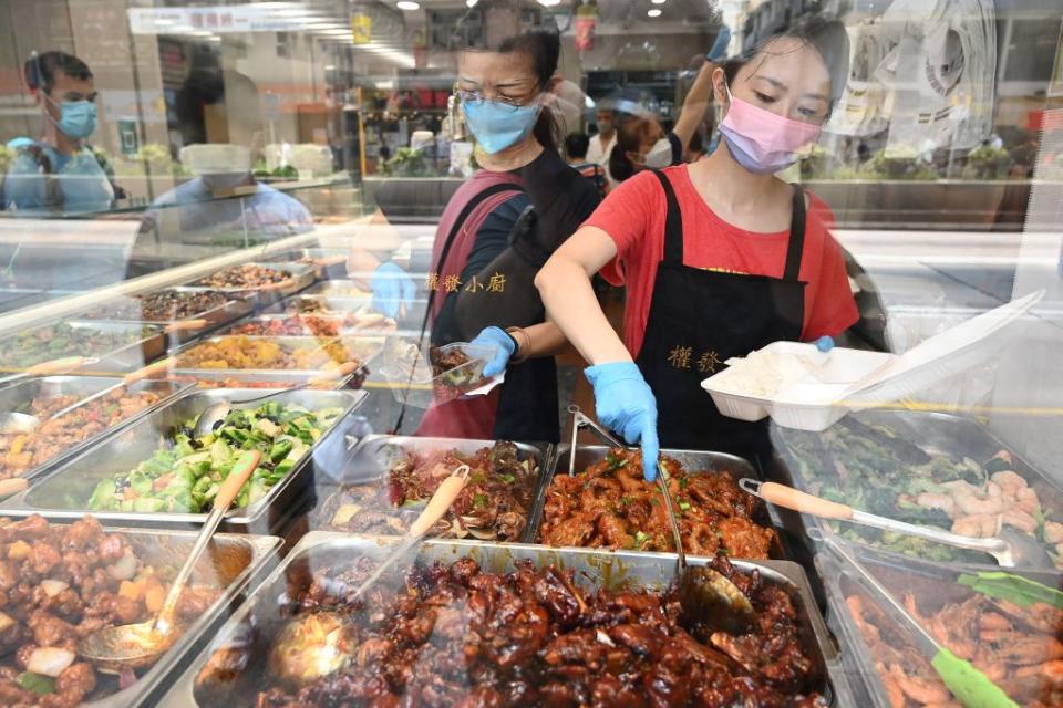 本港出現消費降級現象，興起兩餸飯熱潮