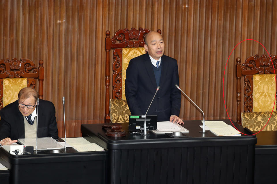 立法院開議畫面，立法院長韓國瑜（中）主持院會，右為立法院秘書長周萬來（資料照）