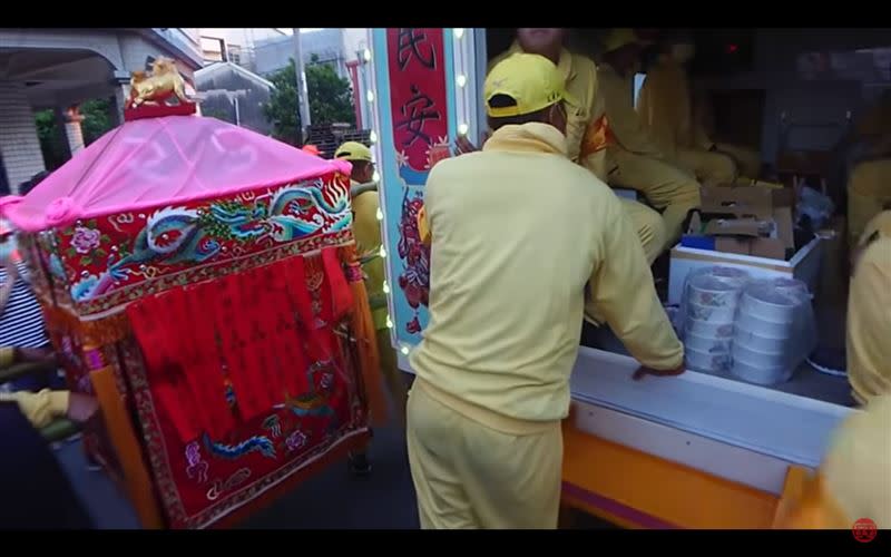 白沙屯媽祖鑾轎突然全程緊貼大車，一開始眾人不明所以。（圖／翻攝自白沙屯媽祖網路電視台YouTube）